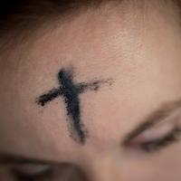 weibliche Person mit einem Aschenkreuz auf der Stirne