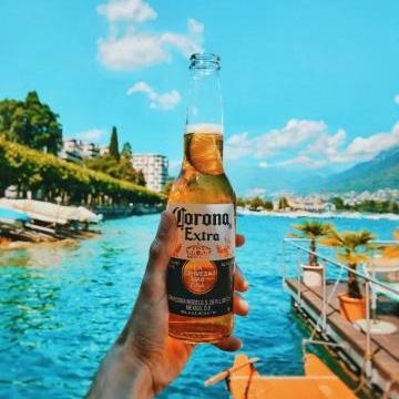 Corona-Bier im Hintergrund ein Gewässer mit südlichem Flair