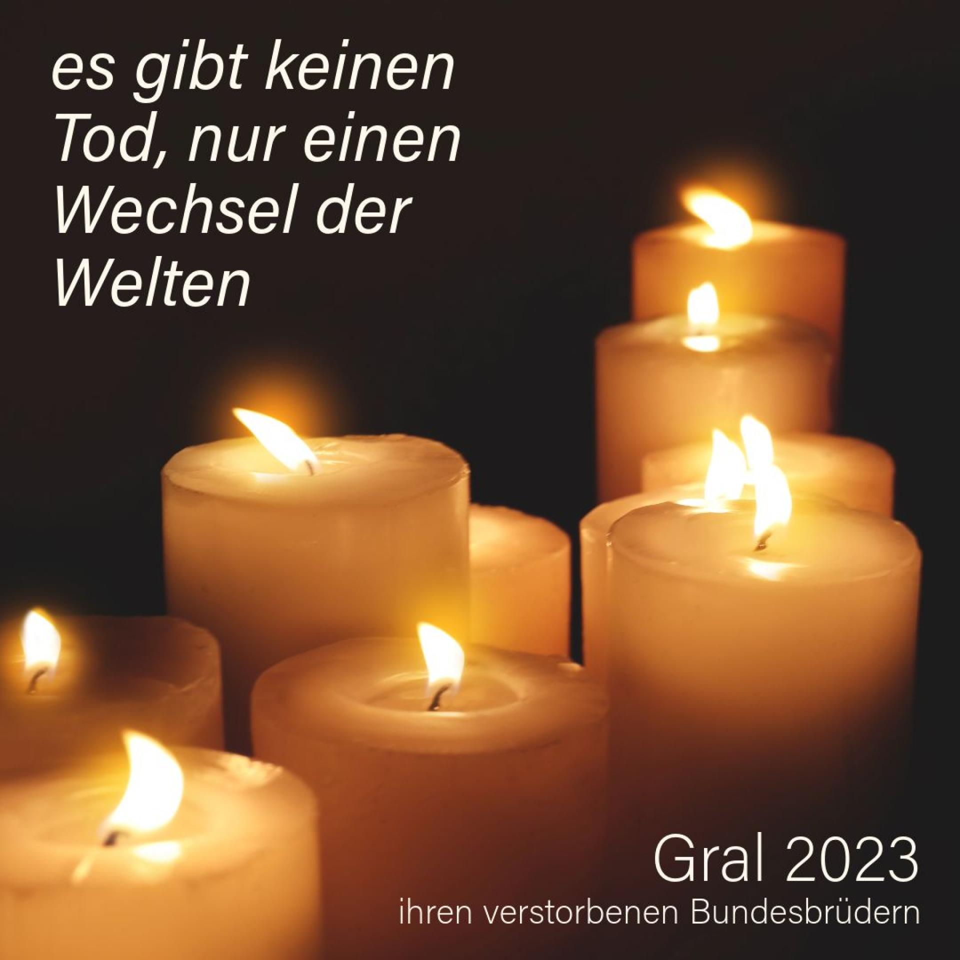 beieinanderstehende, brennende Kerzen vor schwarzem Hintergrund