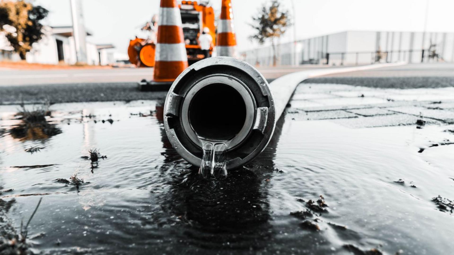 Abwasser über Schlauch auf Straße abgeführt