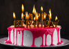 Geburtstagskuchen mit Kerzen und HAPPY BIRTHDAY 
